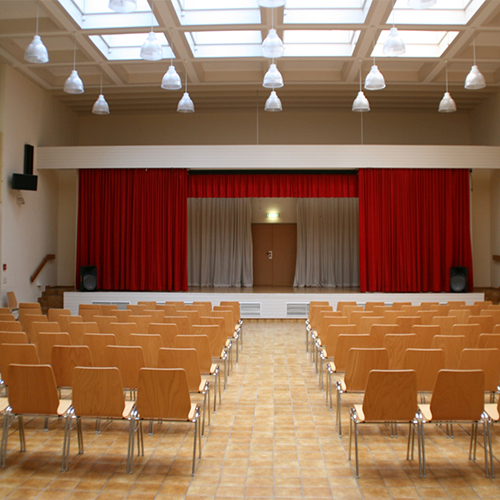 Großer Festsaal mit Bühne