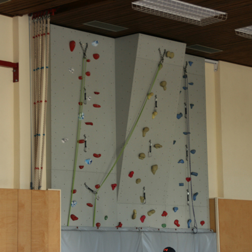 Turnsaal mit Kletterwand