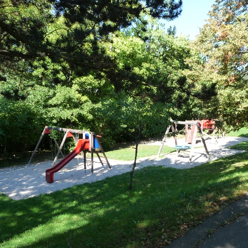 Sehr großer Garten mit Spielgeräten